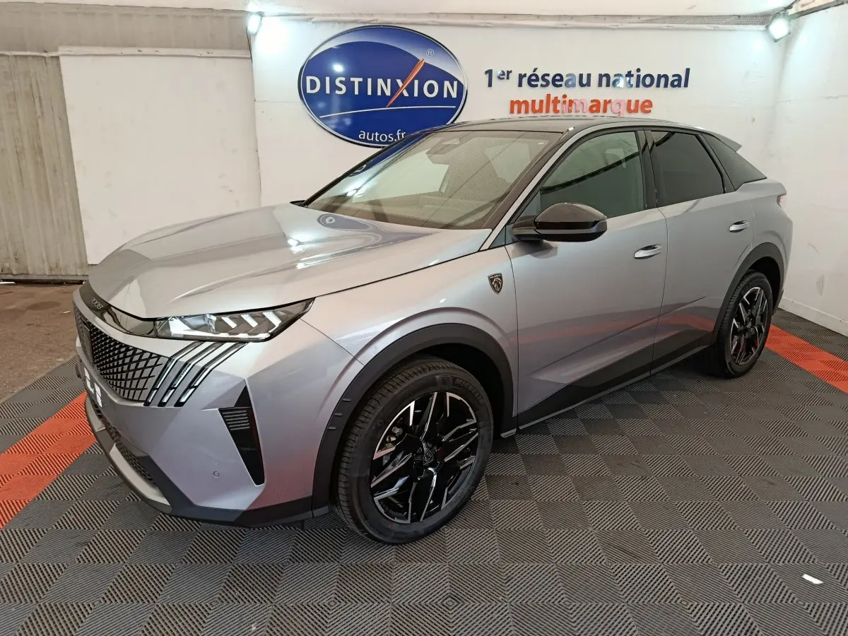 Peugeot 3008 gris clair en 3/4 avant droit, avec calandre distinctive et jantes noires stylées.