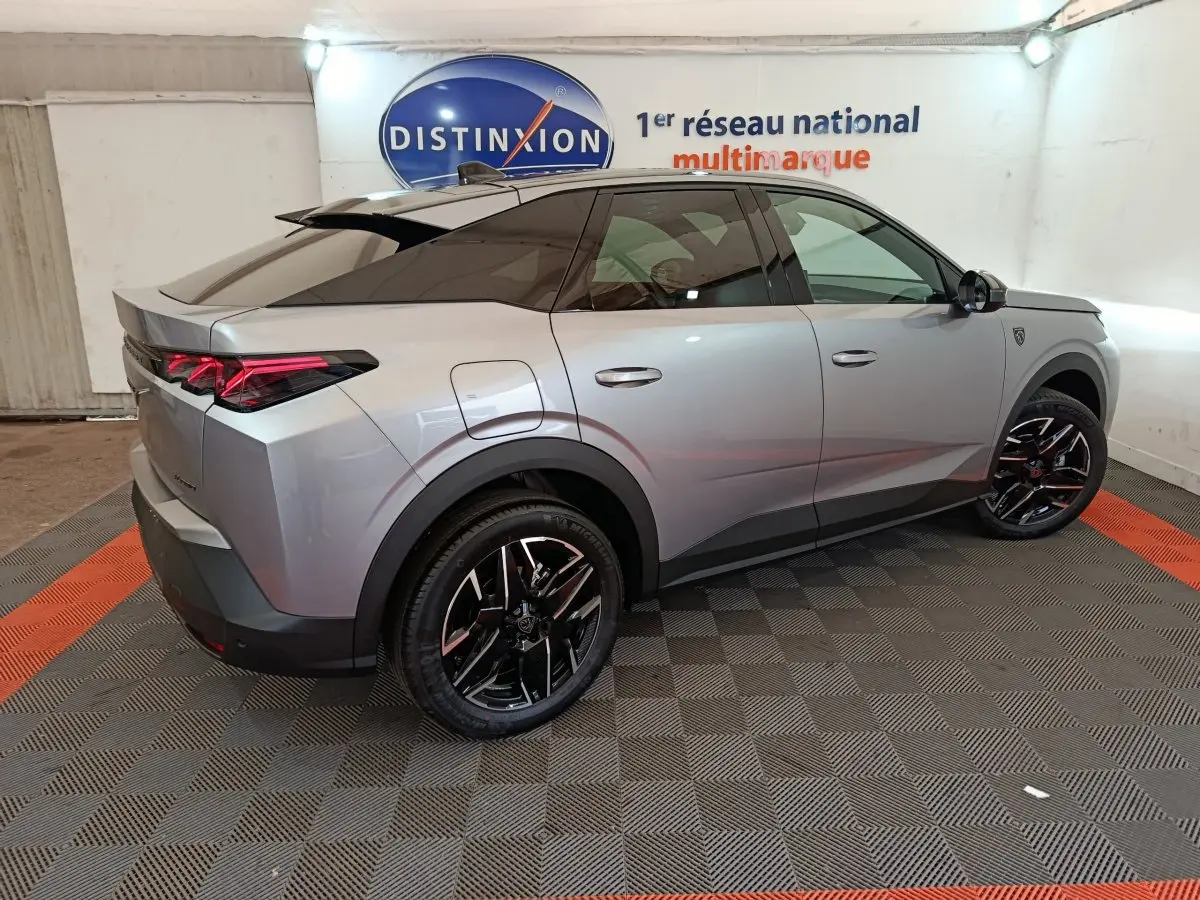 Peugeot 3008 1.2 HYBRID 145 GT gris clair vu de trois quarts arrière droit avec jantes noires brillantes