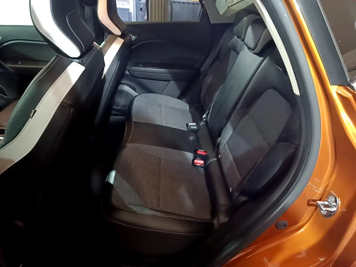 Vue intérieure côté droit sur la banquette arrière gris foncé avec cuir et tissu du Renault Captur jaune 2020 Intens Blue dCi.