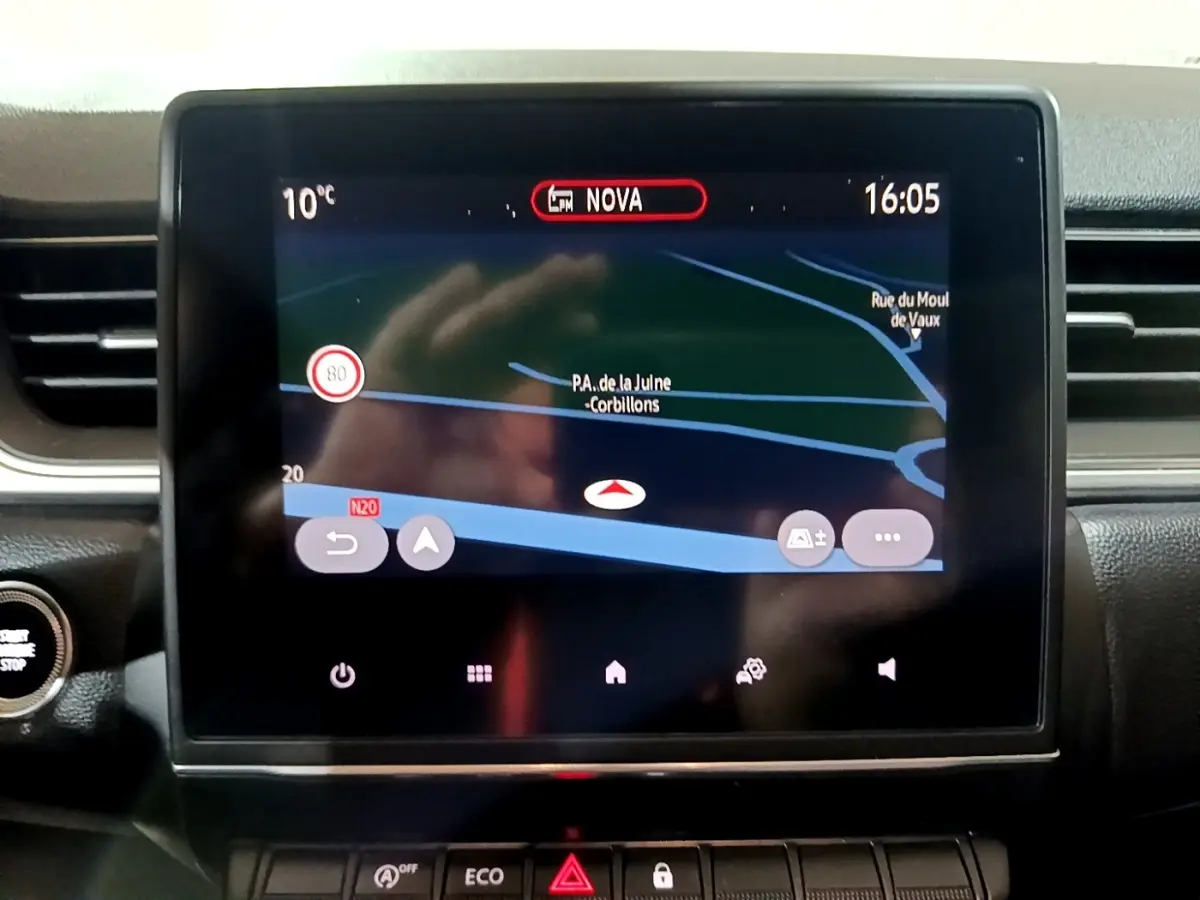 Écran tactile central du tableau de bord du Renault Captur Intens jaune, affichant la navigation 3D à 16h05.