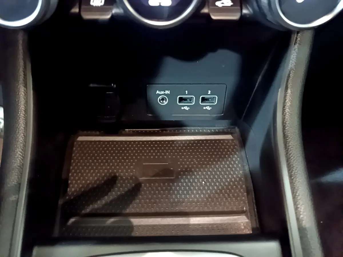 Gros plan sur la console centrale noire du Renault Captur avec ports USB et prise Aux-IN visibles.