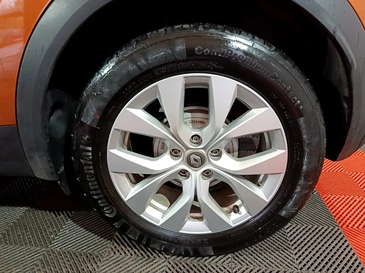 Gros plan sur la roue avant droite du Renault Captur jaune 2020, mettant en valeur la jante alliage et le pneu Continental.