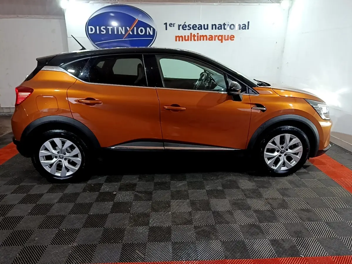 Profil droit d'un Renault Captur Intens jaune 2020 avec toit noir, jantes argentées et détails noirs contrastants.