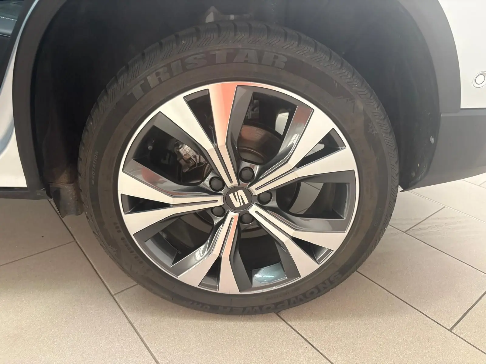 Gros plan sur la jante alliage 18'' usinée du SEAT Ateca 2.0 TDI 150 DSG7 en Argent Reflex.