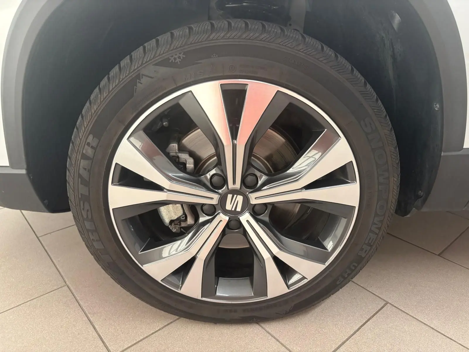 Gros plan sur la jante alliage 18'' usinée du côté avant droit du SEAT Ateca Argent Reflex 2025.