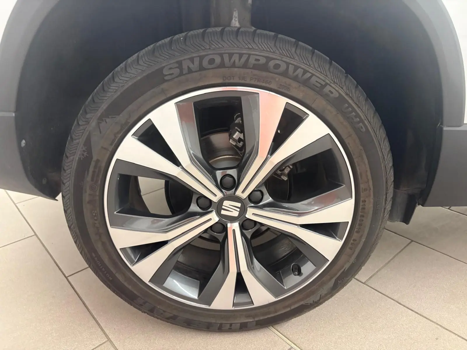 Gros plan sur la jante alliage 18'' usinée du SEAT Ateca 2.0 TDI 150 DSG7 Copa en Argent Reflex.