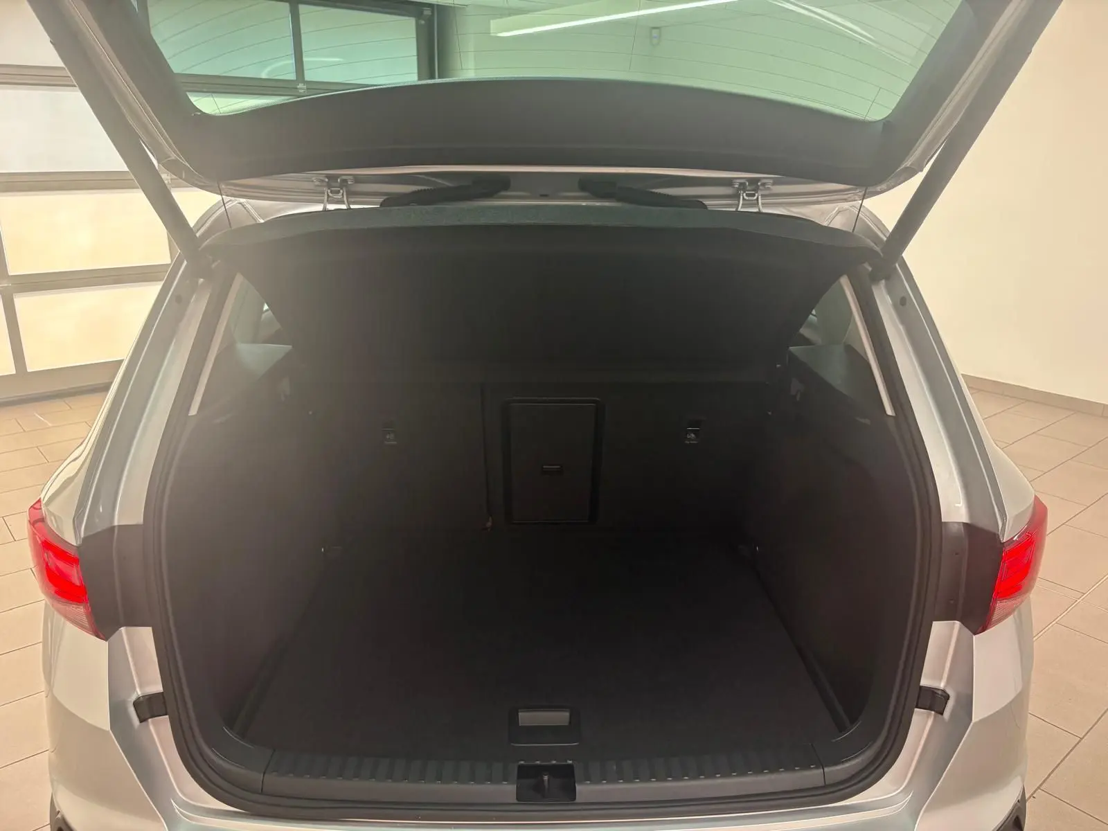 Vue arrière du coffre ouvert du SEAT Ateca 2.0 TDI 150 DSG7 Copa en argent métallisé Reflex, intérieur noir.
