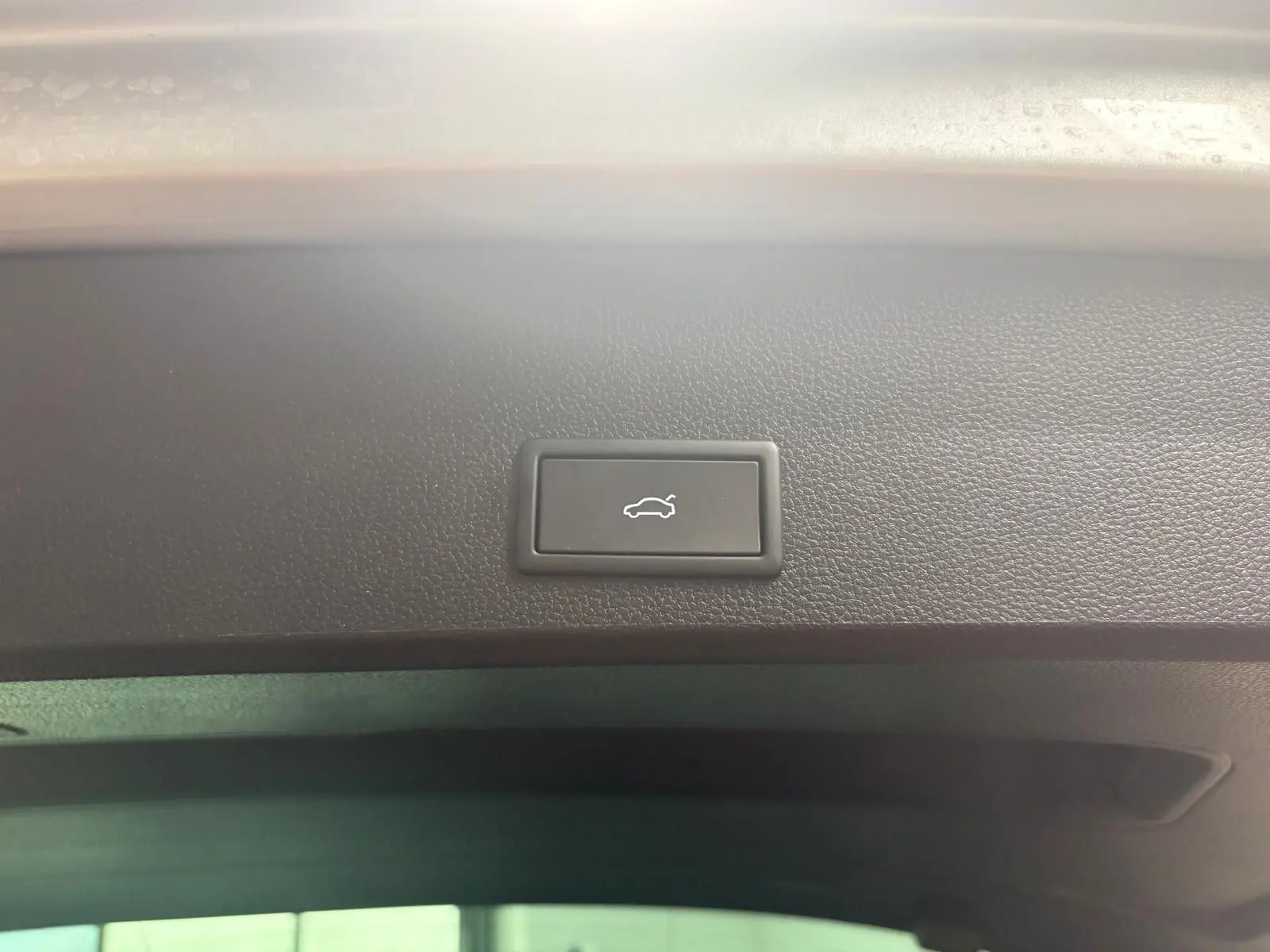 Bouton d'ouverture électrique du hayon sur la partie intérieure du coffre du SEAT Ateca 2.0 TDI 150 DSG7 Copa.