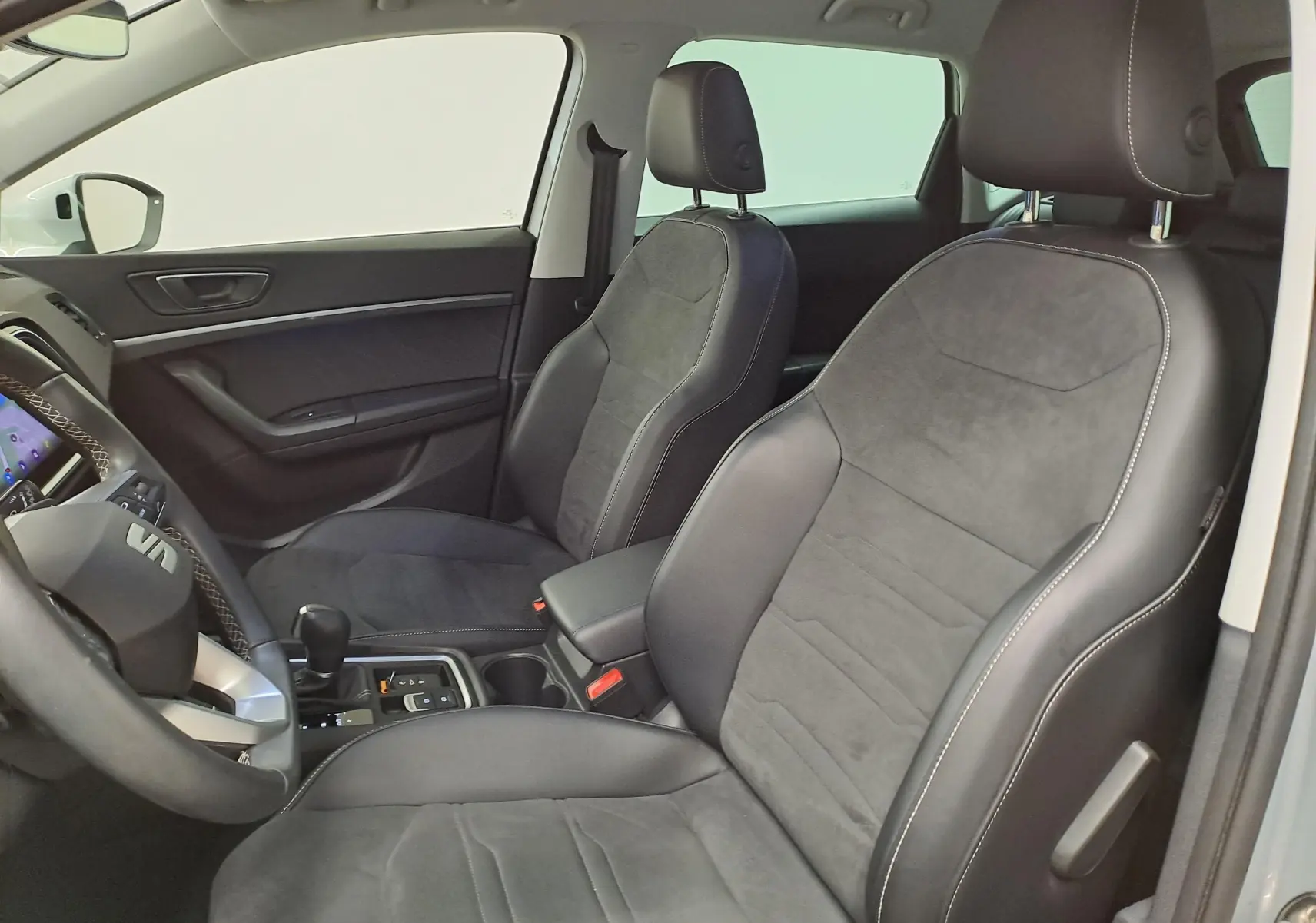 Vue intérieure côté conducteur du SEAT Ateca 2.0 TDI 150 DSG7 COPA avec sièges en cuir et alcantara noirs.