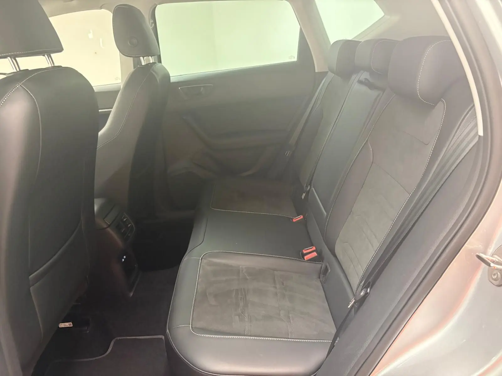 Vue intérieure côté droit montrant les sièges arrière en cuir noir et alcantara du SEAT Ateca 2025.