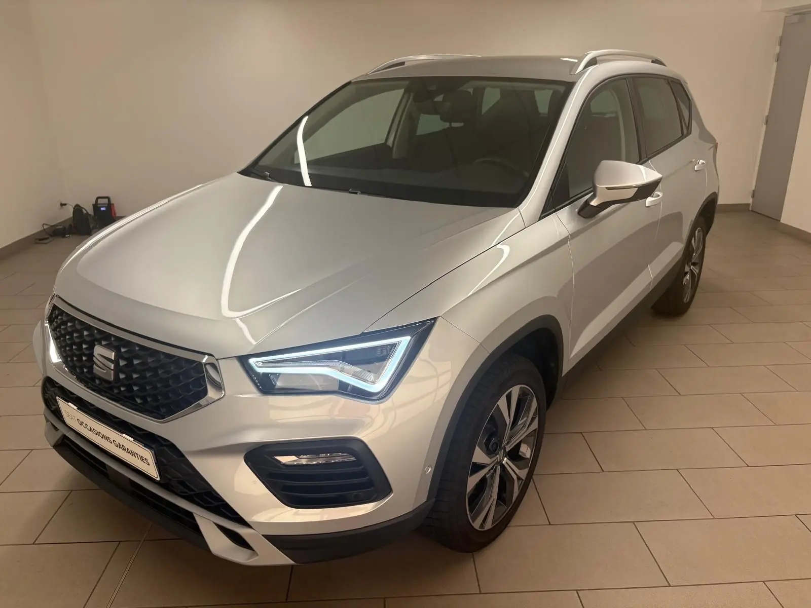 Vue 3/4 avant droite du SEAT Ateca 2.0 TDI 150 DSG7 Copa en Argent Reflex avec jantes alliage 18 pouces.