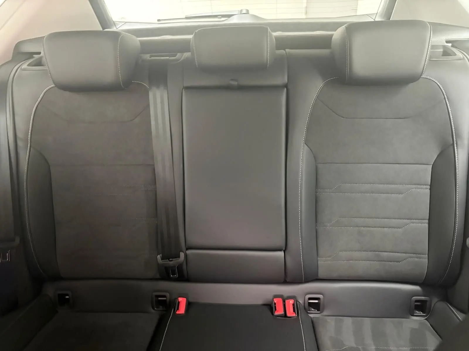 Vue intérieure des sièges arrière en cuir noir avec surpiqûres blanches du SEAT Ateca 2025, version 2.0 TDI DSG7 COPA.