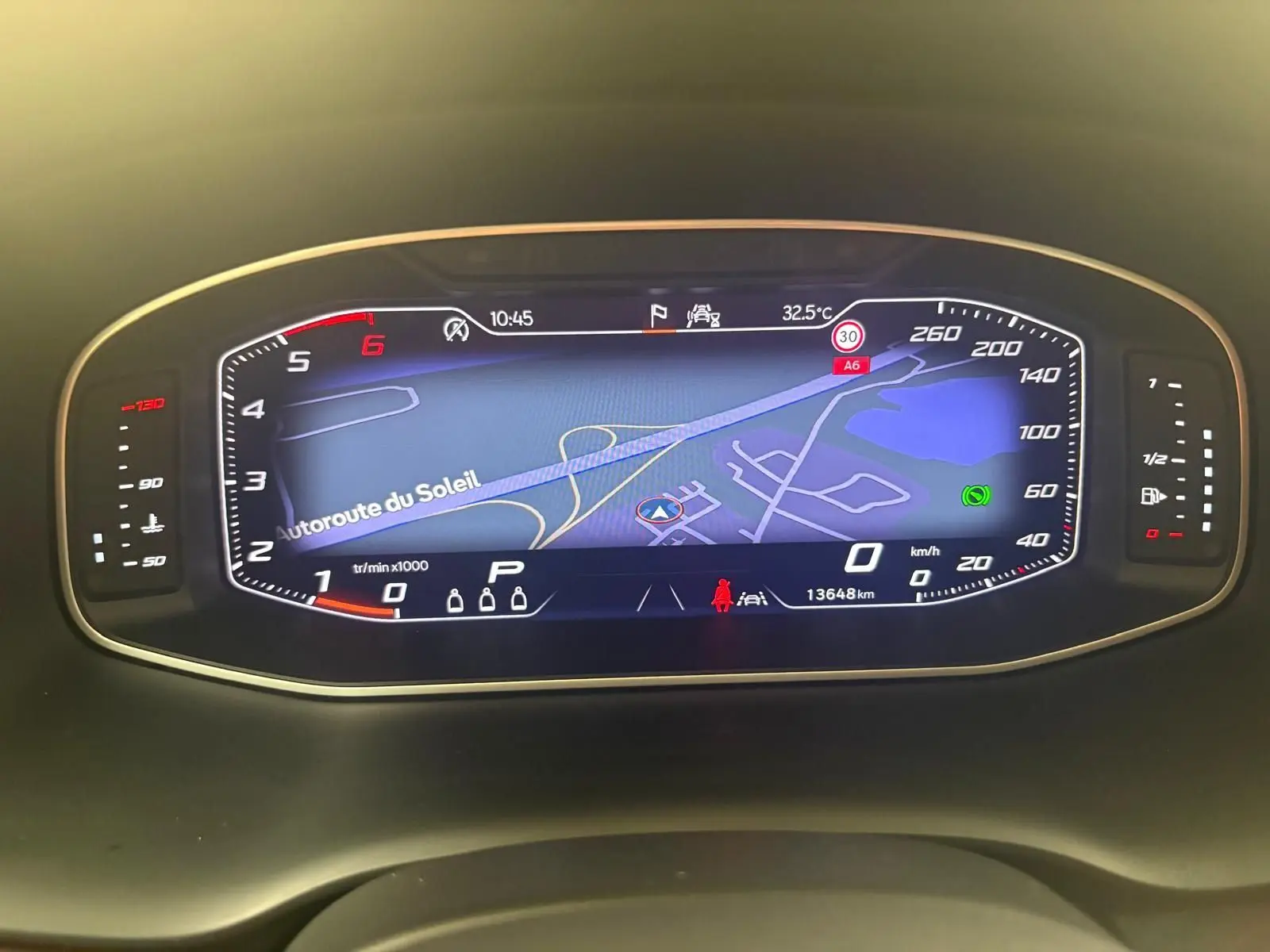 Tableau de bord numérique du SEAT Ateca 2025 affichant la navigation et les informations de conduite.