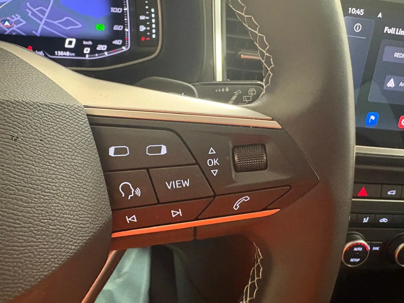 Gros plan sur les commandes au volant du SEAT Ateca 2025, avec affichage numérique et finition noire.