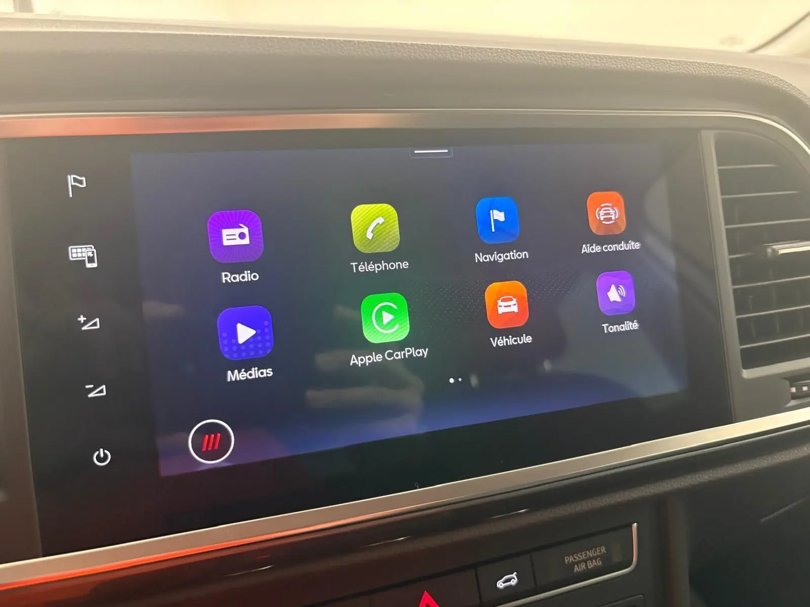 Écran tactile central du tableau de bord du SEAT Ateca 2025 affichant les icônes Radio, Téléphone, Navigation et Apple CarPlay.