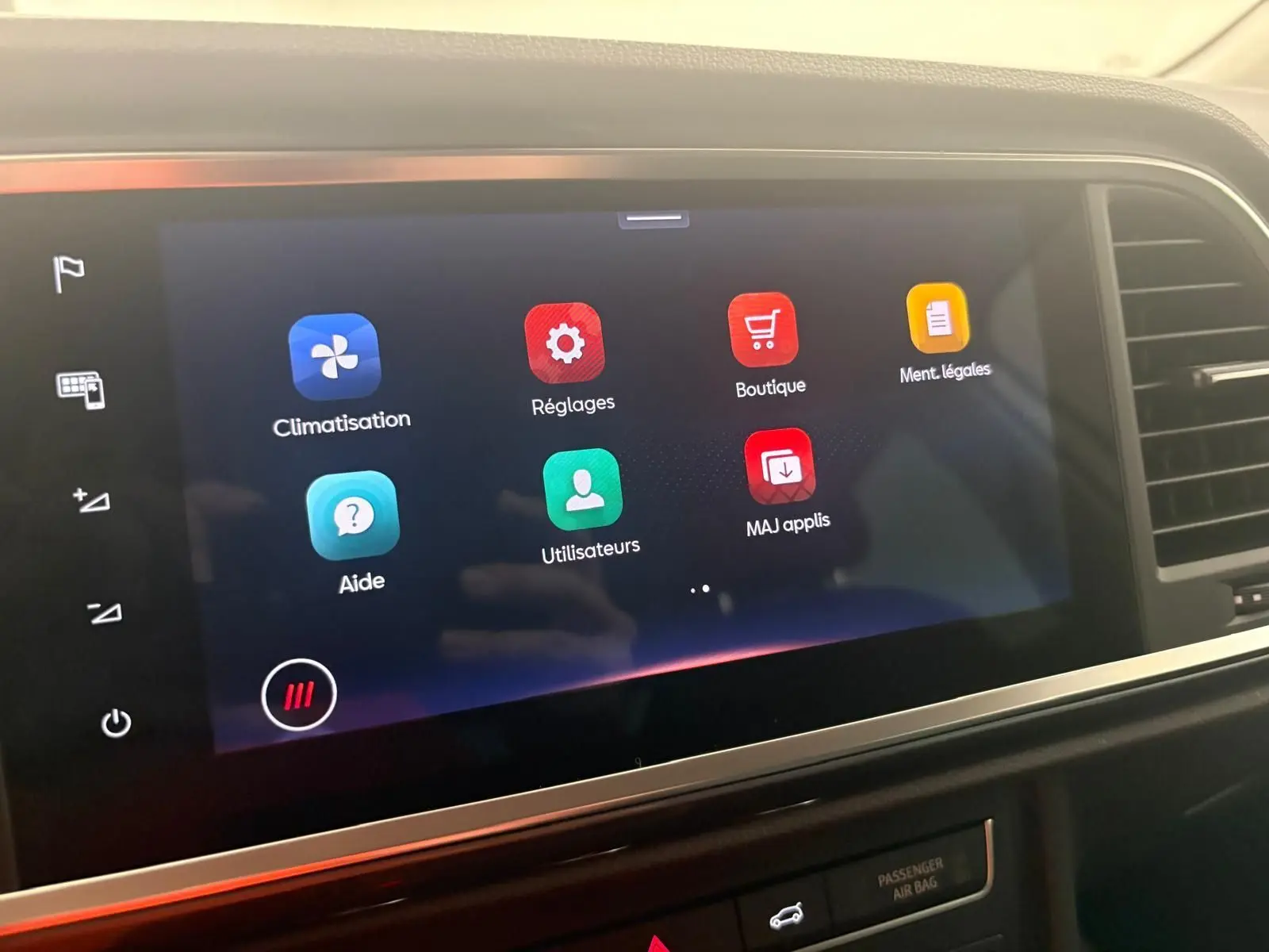 Vue de face du SEAT Ateca 2.0 TDI 150 DSG7 Copa en Argent Reflex, avec jantes alliage 18 pouces visibles.