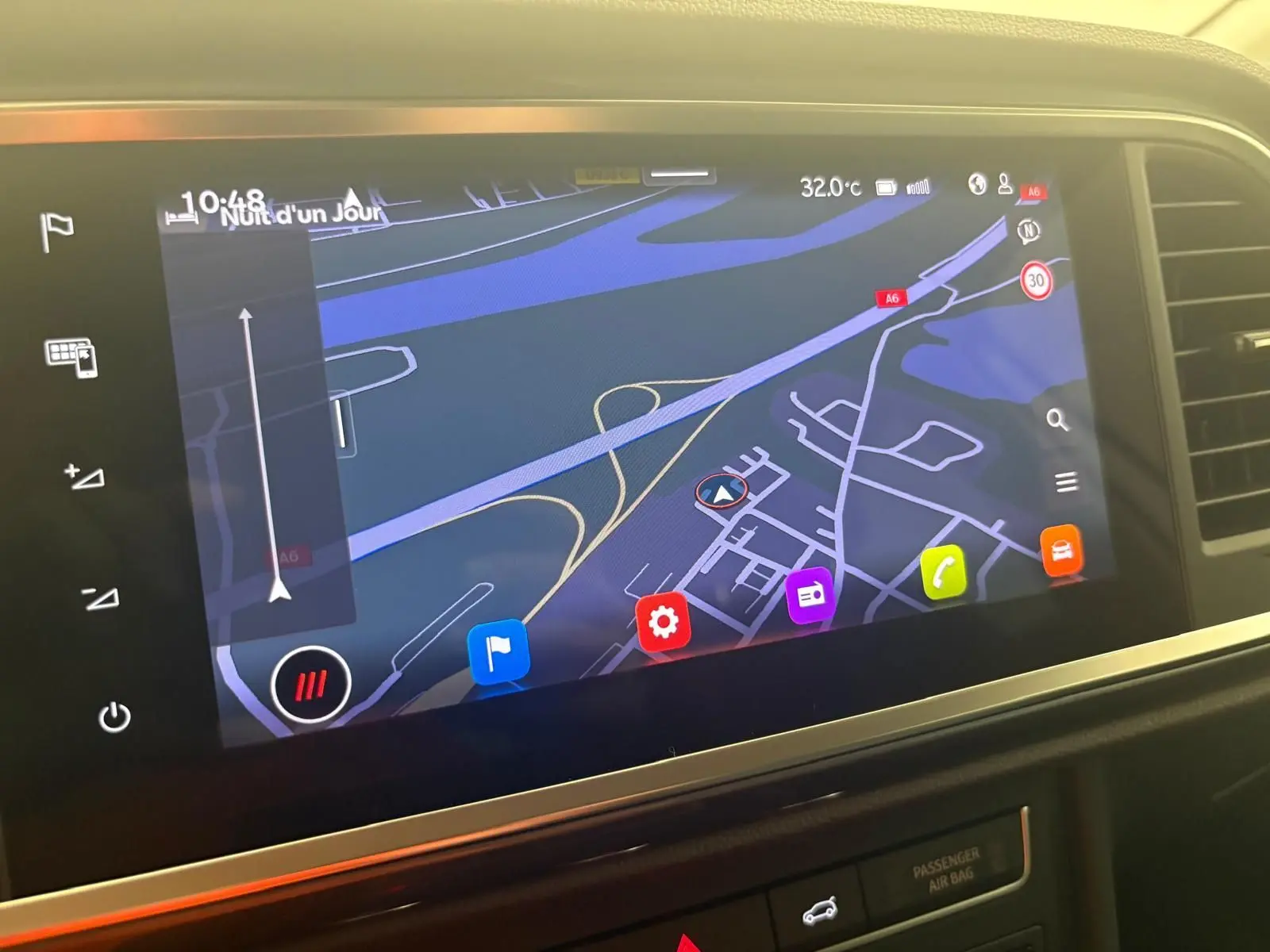 Écran tactile du système de navigation du SEAT Ateca 2.0 TDI 150 DSG7 Copa, affichant une carte en couleurs.