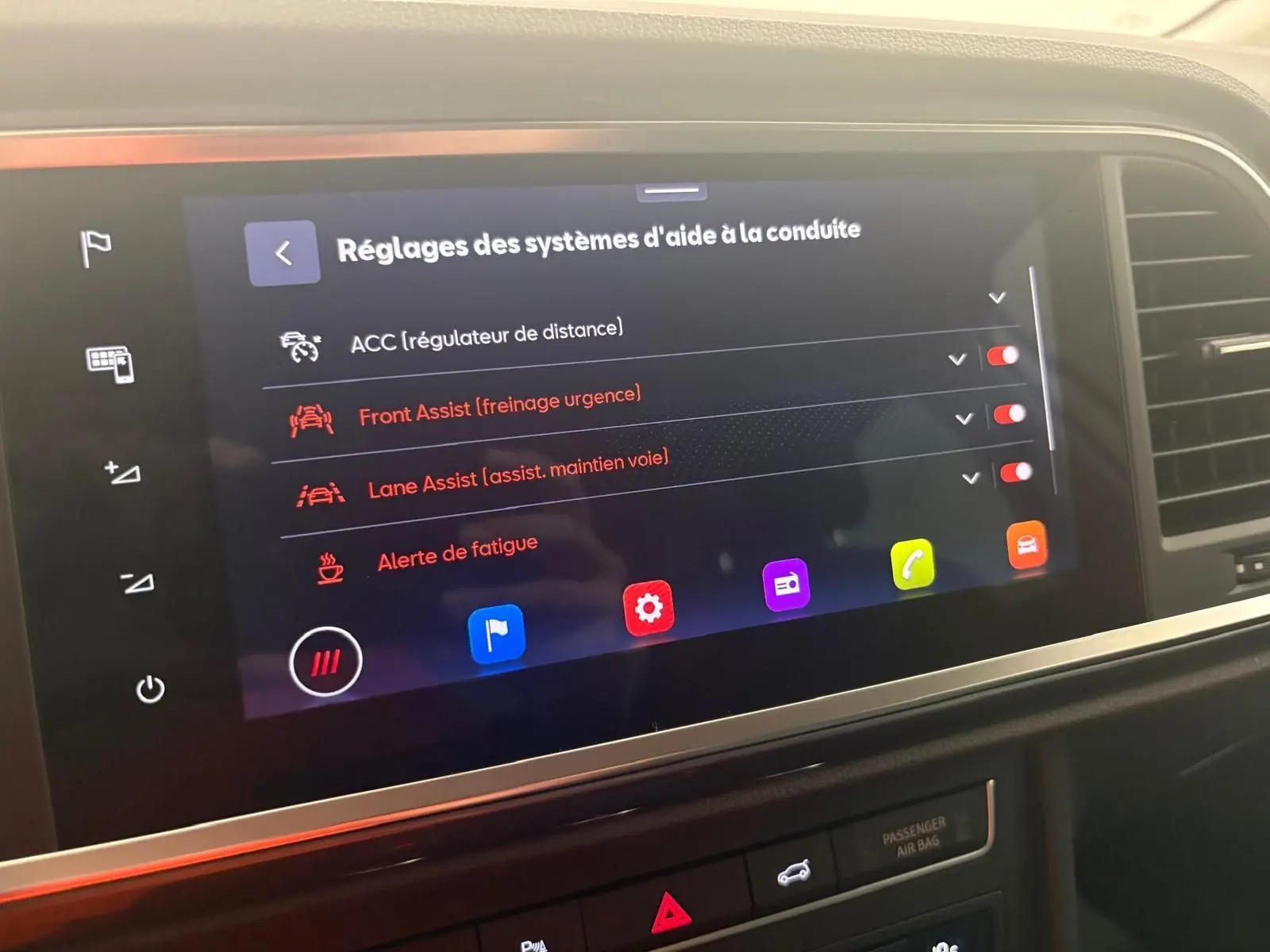 Écran tactile intérieur du SEAT Ateca 2025 affichant les réglages d’aide à la conduite, avec tableau de bord noir.