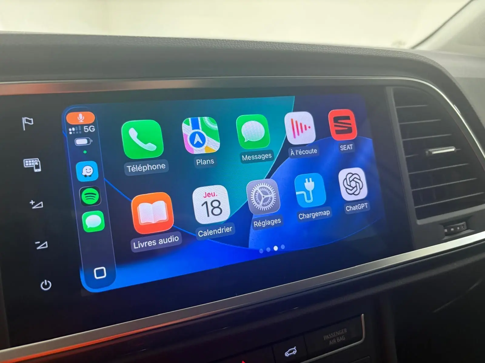 Écran tactile central du tableau de bord du SEAT Ateca 2025 affichant les applications connectées.