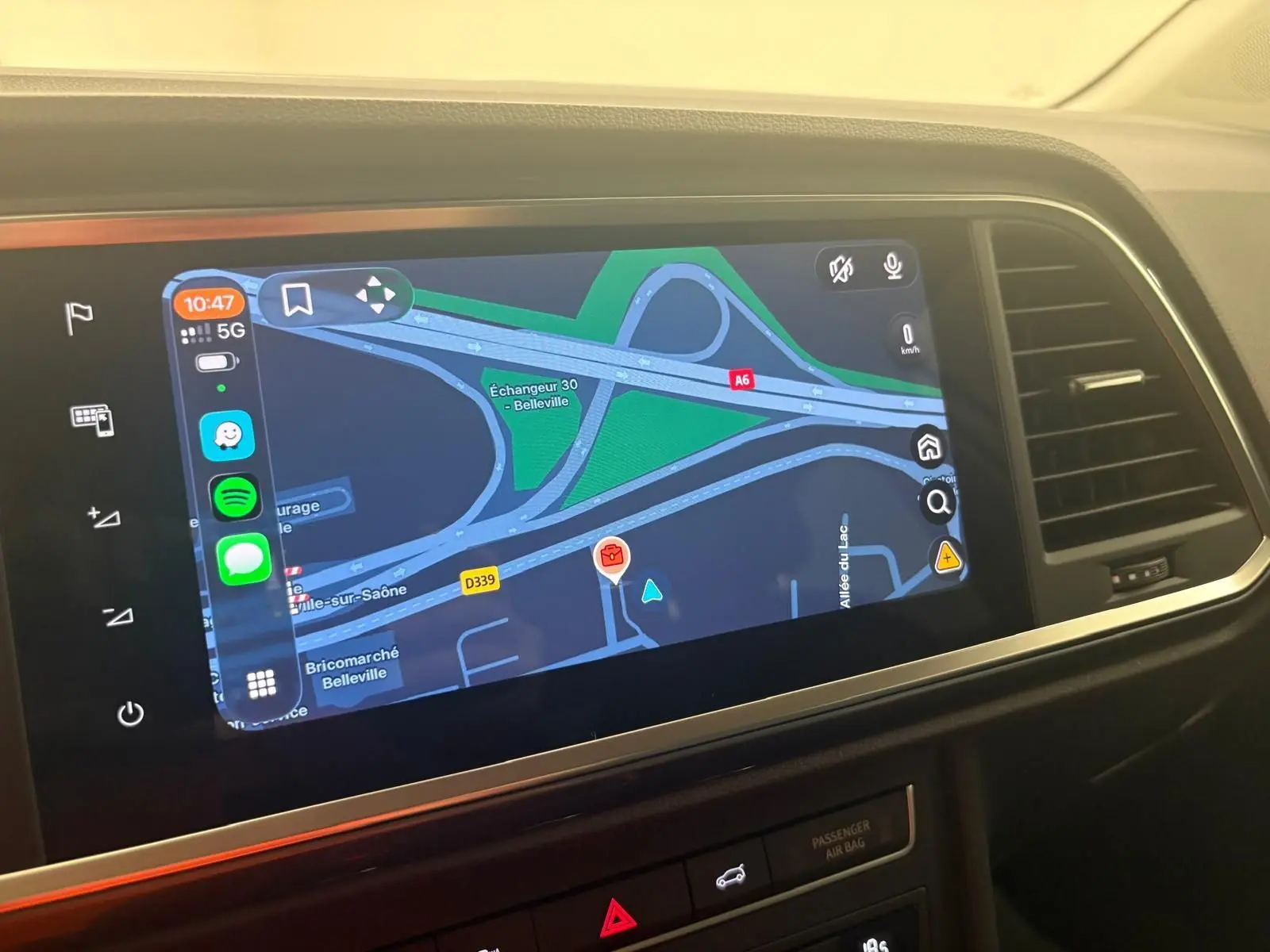 Écran tactile central du SEAT Ateca 2025 affichant la navigation GPS avec interface connectée, intérieur noir.