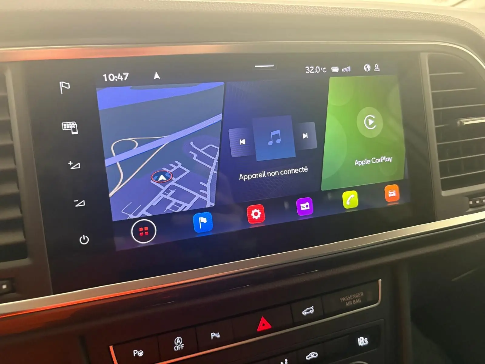 Vue rapprochée de l’écran tactile central du SEAT Ateca 2025 affichant la navigation et Apple CarPlay.