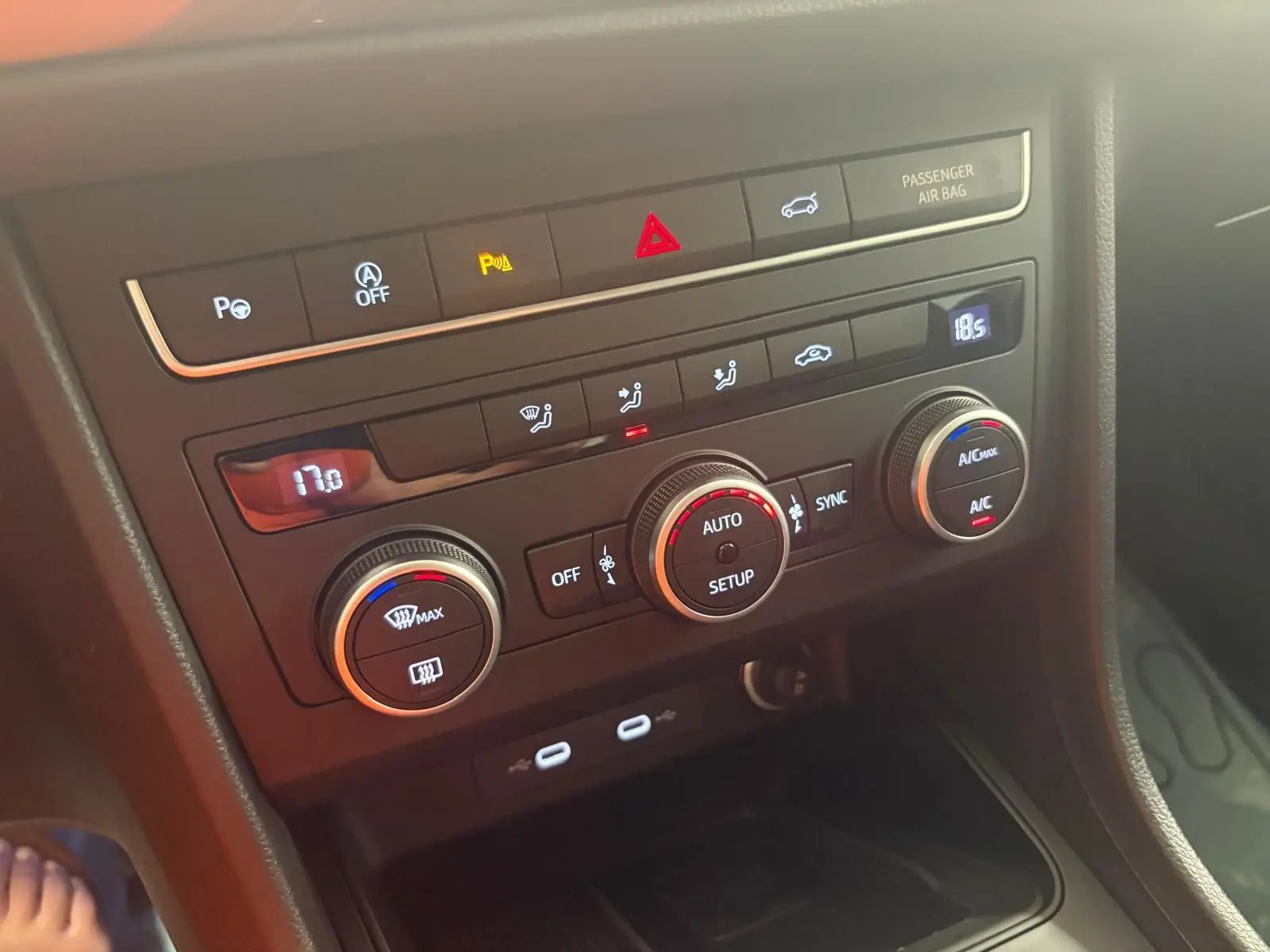 Vue rapprochée de la console centrale du SEAT Ateca 2025, montrant les commandes de climatisation et les ports USB.