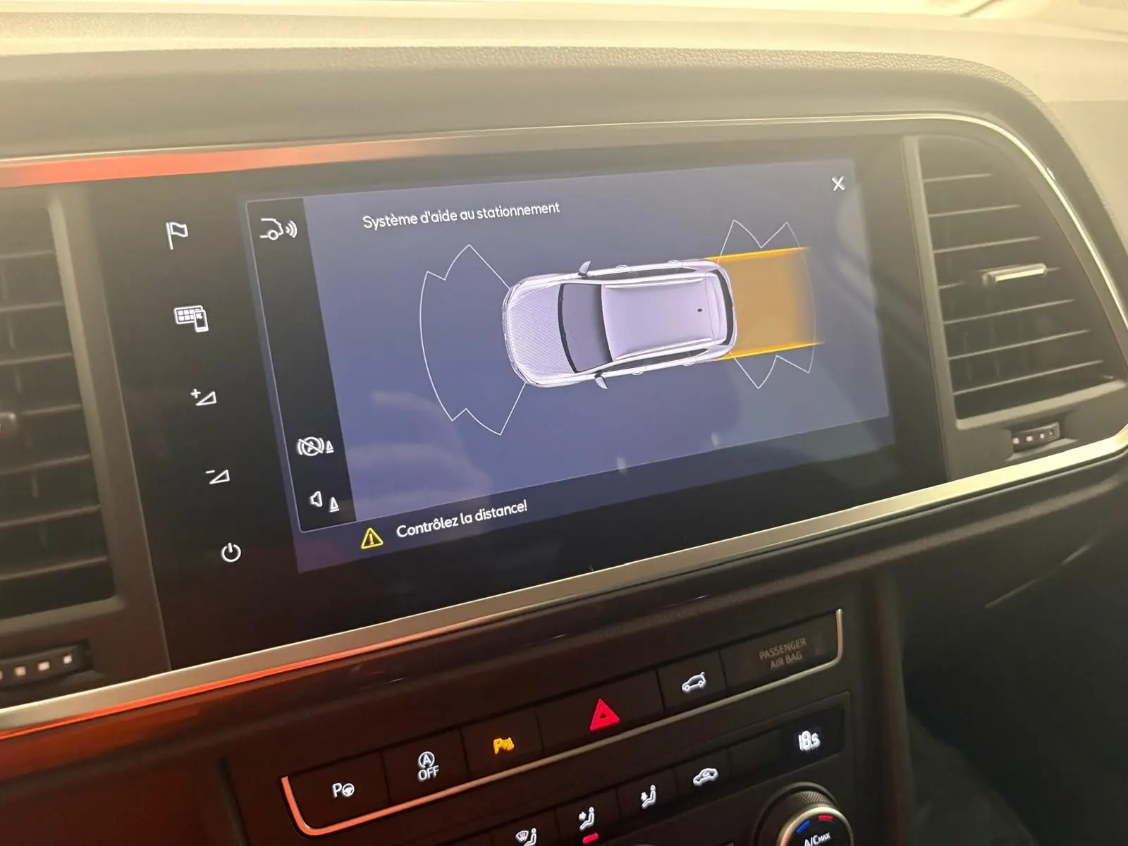 Écran intérieur du système d'aide au stationnement du SEAT Ateca 2.0 TDI 150 DSG7 Copa, affichage digital moderne.