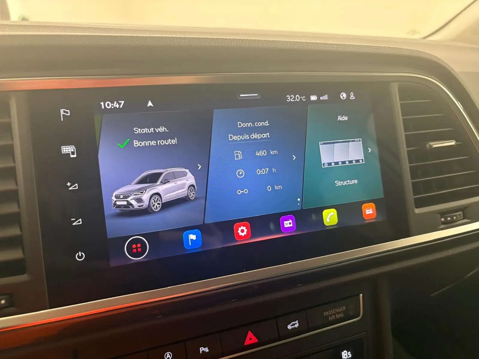 Écran tactile intérieur affichant les données de conduite du SEAT Ateca 2.0 TDI 150 DSG7 Copa en Argent Reflex.