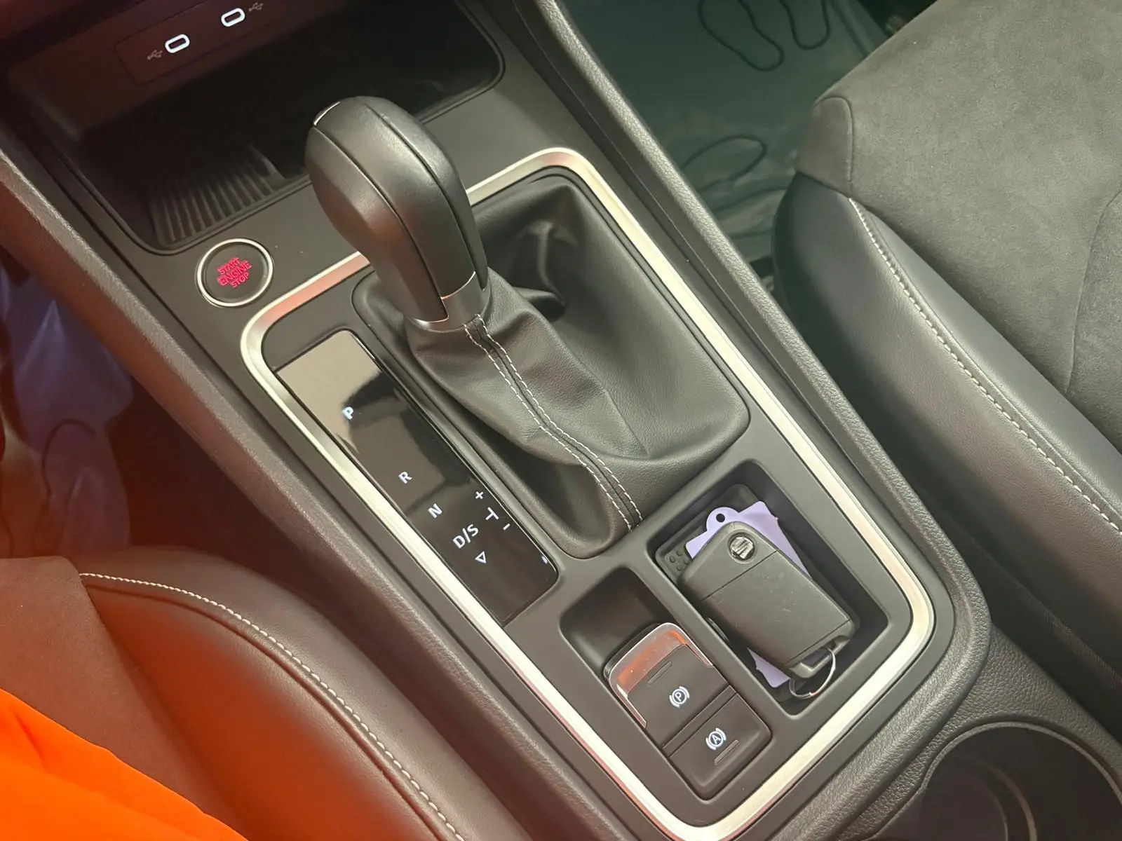 Vue rapprochée de la console centrale du SEAT Ateca 2025, montrant la boîte auto et la clé du véhicule.