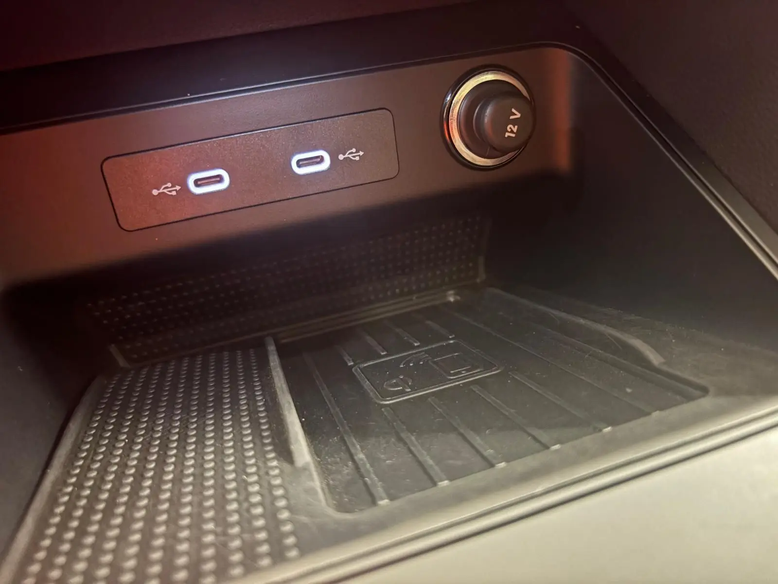 Gros plan sur la console centrale du SEAT Ateca 2025 montrant deux ports USB-C et une prise 12V noire.