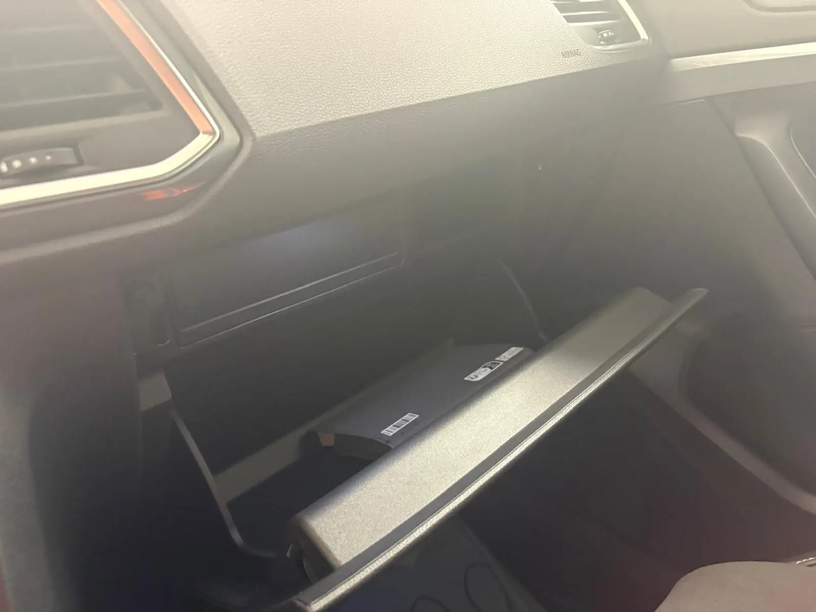 Intérieur du SEAT Ateca 2.0 TDI 150 DSG7 Copa, vue sur la boîte à gants ouverte côté passager.
