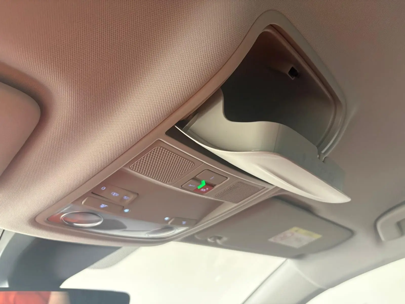 Vue intérieure du plafond avant du SEAT Ateca 2025, montrant la console de plafonnier avec éclairage et rangement lunettes.