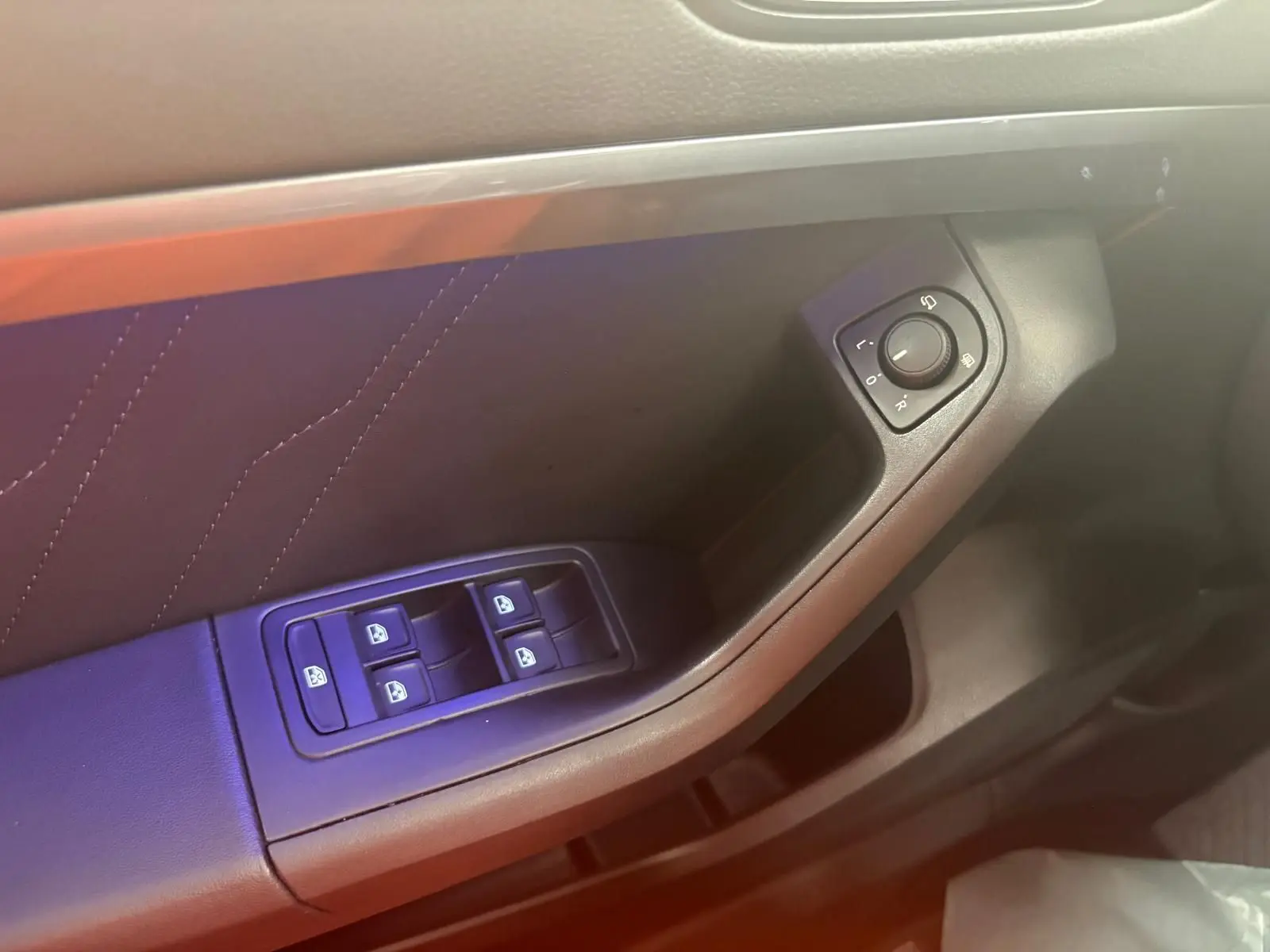 Gros plan sur la commande des vitres et rétroviseurs côté conducteur du SEAT Ateca 2.0 TDI 150 DSG7 Copa.