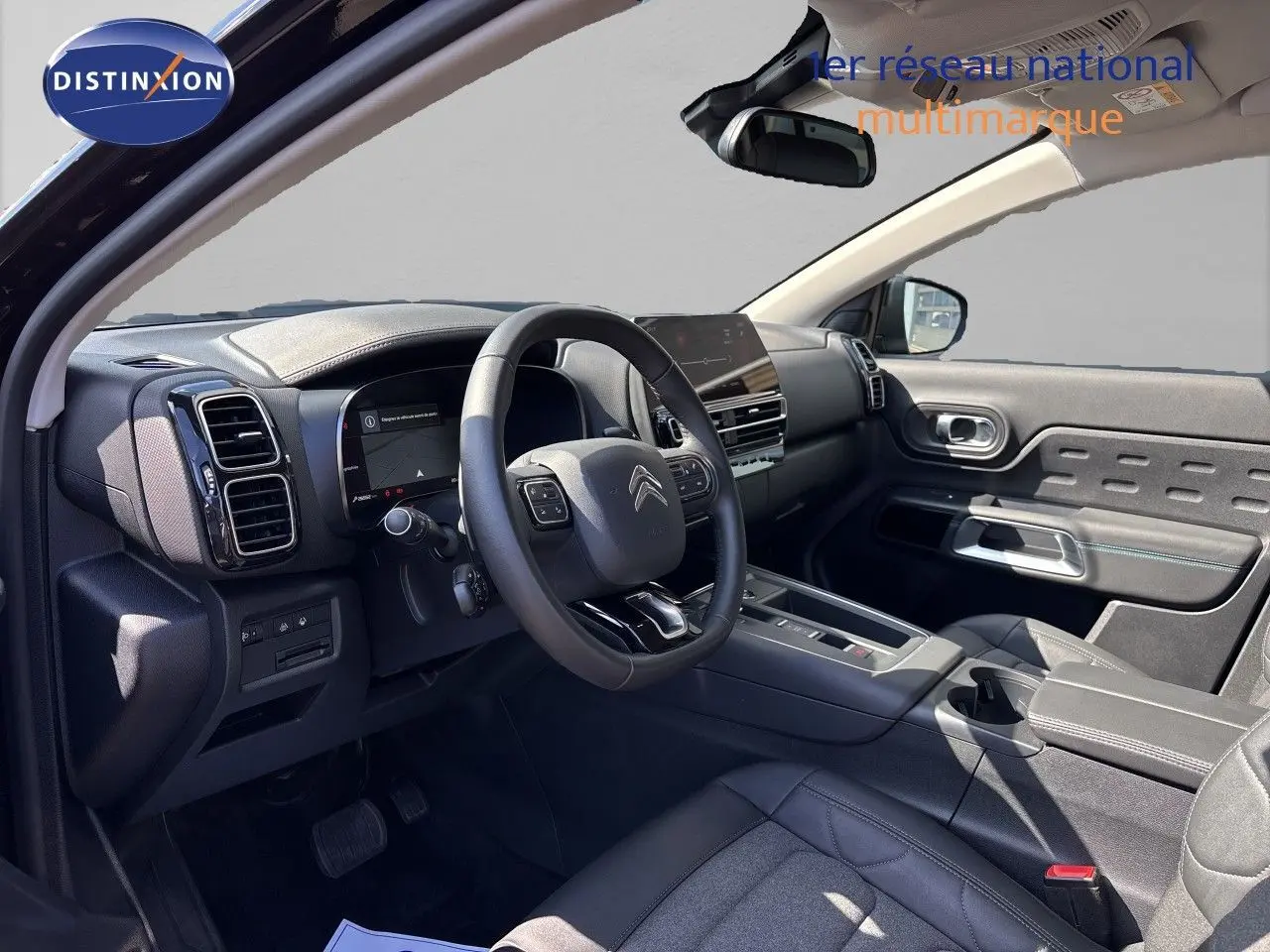 Intérieur noir du Citroën C5 Aircross 2025, vue côté conducteur montrant le tableau de bord et la console centrale moderne.