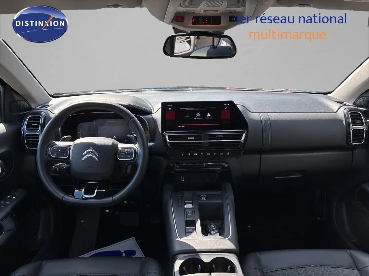 Intérieur noir du Citroën C5 Aircross 2025, vue frontale du tableau de bord avec écran tactile et volant multifonction.
