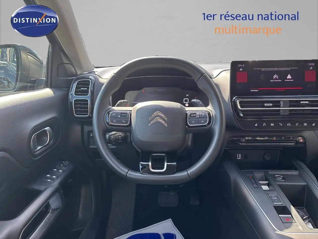 Vue intérieure centrée sur le volant et le tableau de bord du Citroën C5 Aircross noir Perla Nera, écran tactile visible.