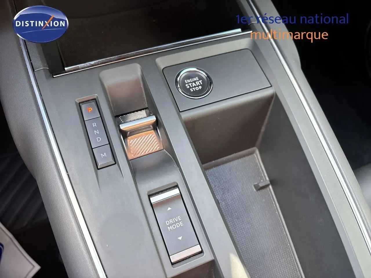 Gros plan sur la console centrale noire du Citroën C5 Aircross 2025, avec bouton start/stop et commandes de boîte auto.