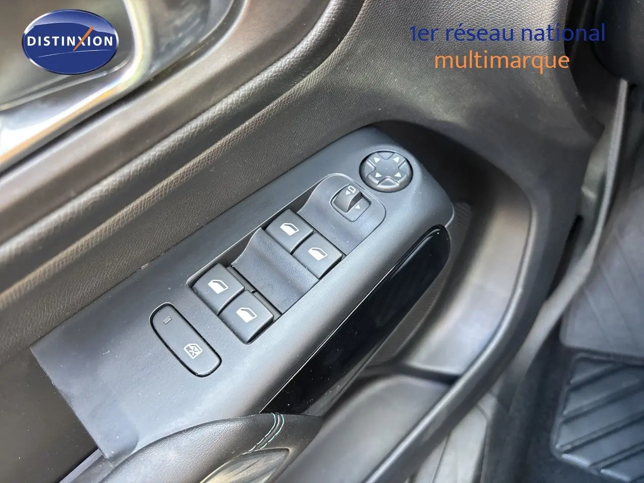 Détail des commandes de lève-vitres et rétroviseurs côté gauche intérieur du Citroën C5 Aircross noir Perla Nera 2025.