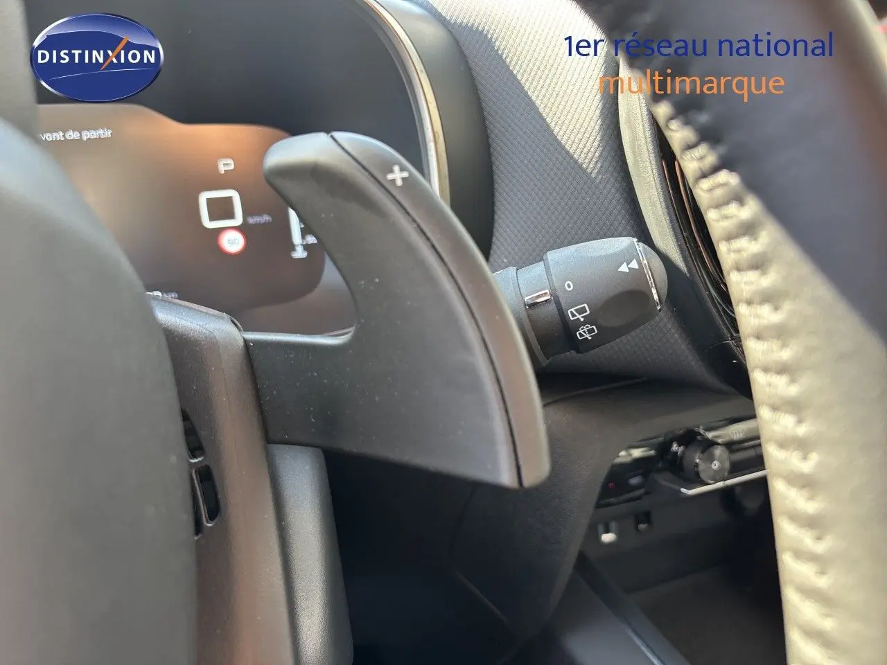 Gros plan sur la palette de changement de vitesse droite du volant d'une Citroën C5 Aircross noir Perla Nera 2025.
