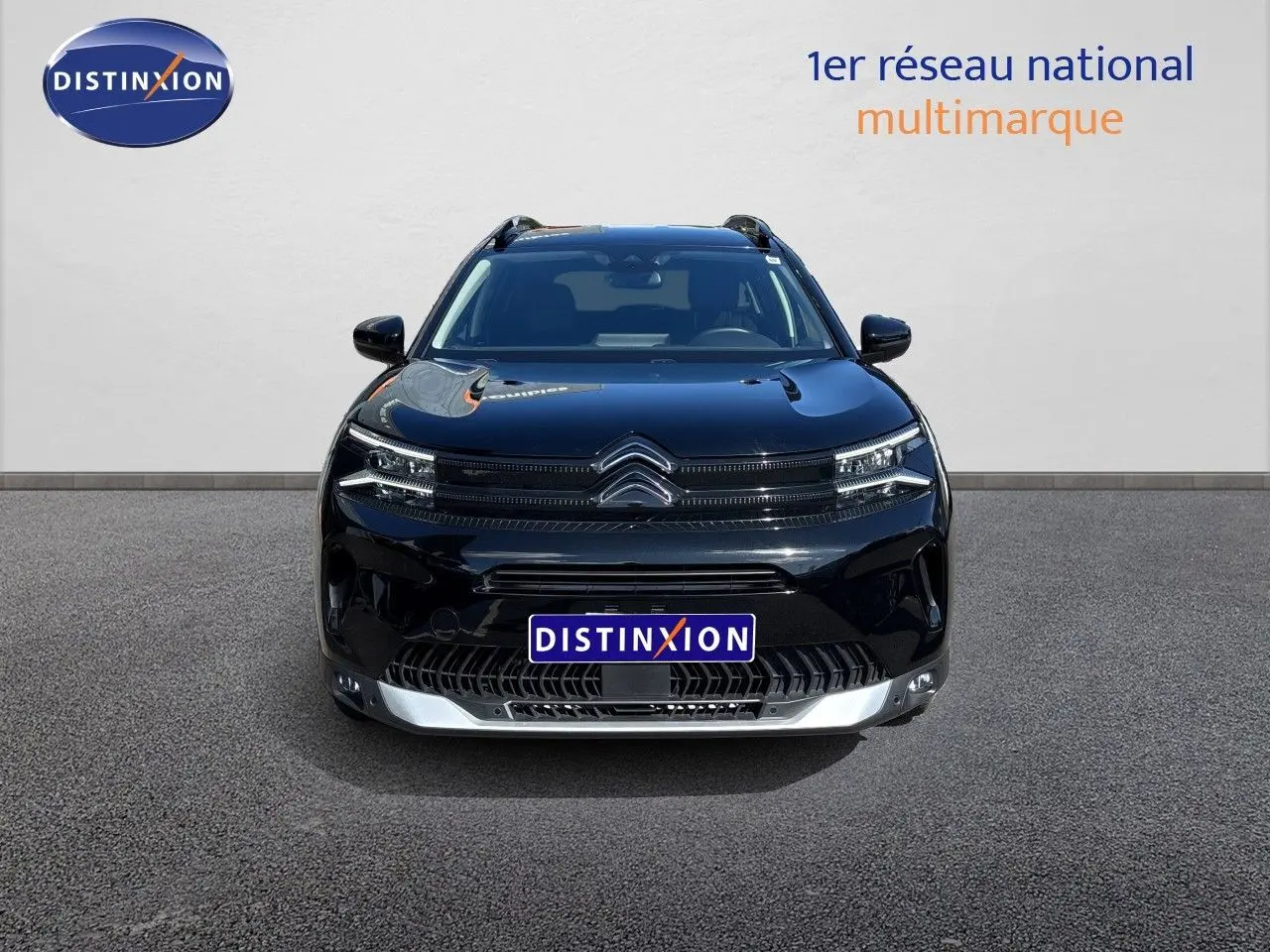 Vue de face du Citroën C5 Aircross 2025 noir Perla Nera, mettant en valeur sa calandre et ses phares LED distinctifs.