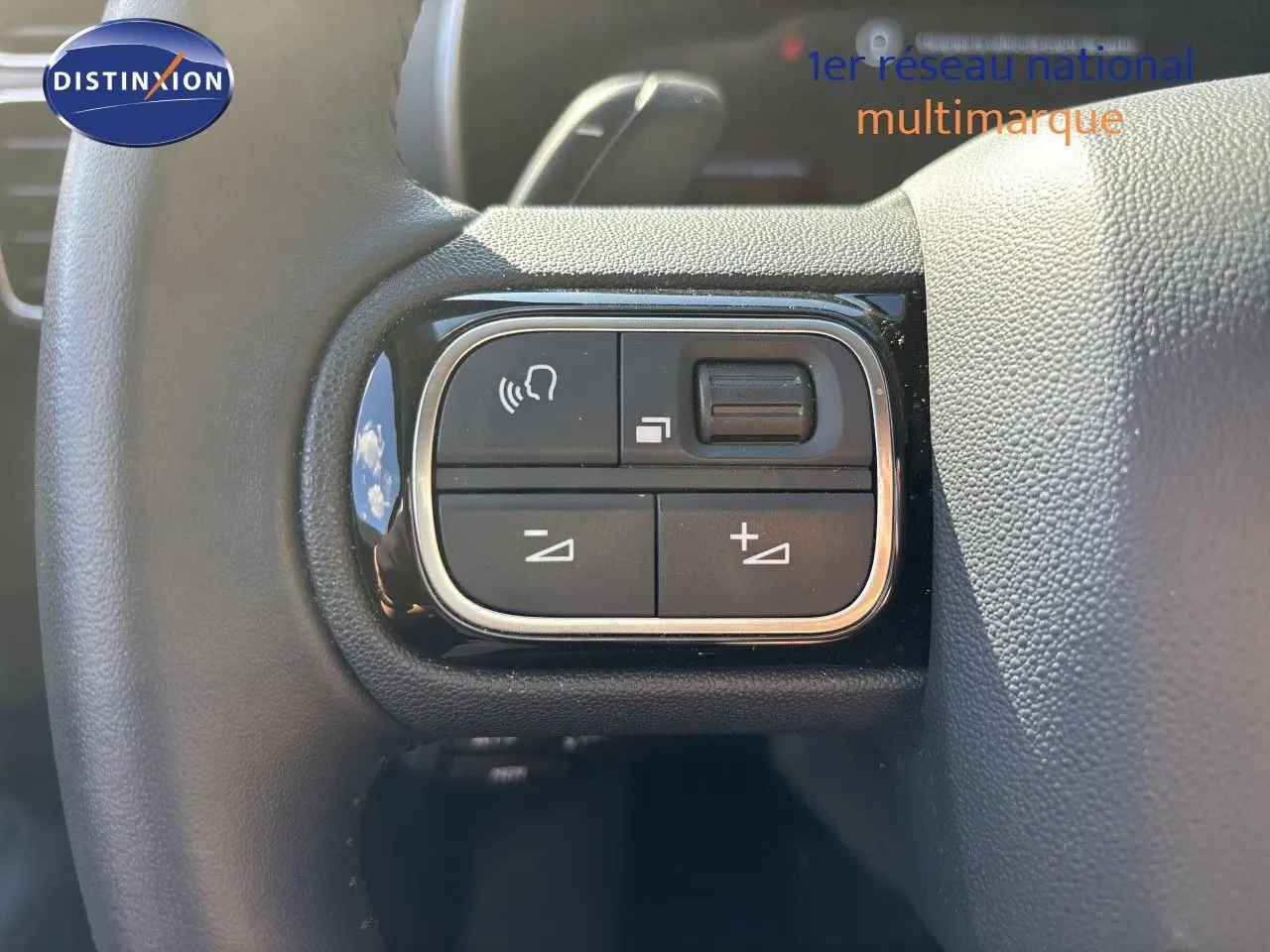 Gros plan sur les commandes au volant du Citroën C5 Aircross 2025, finition noir Perla Nera métal.