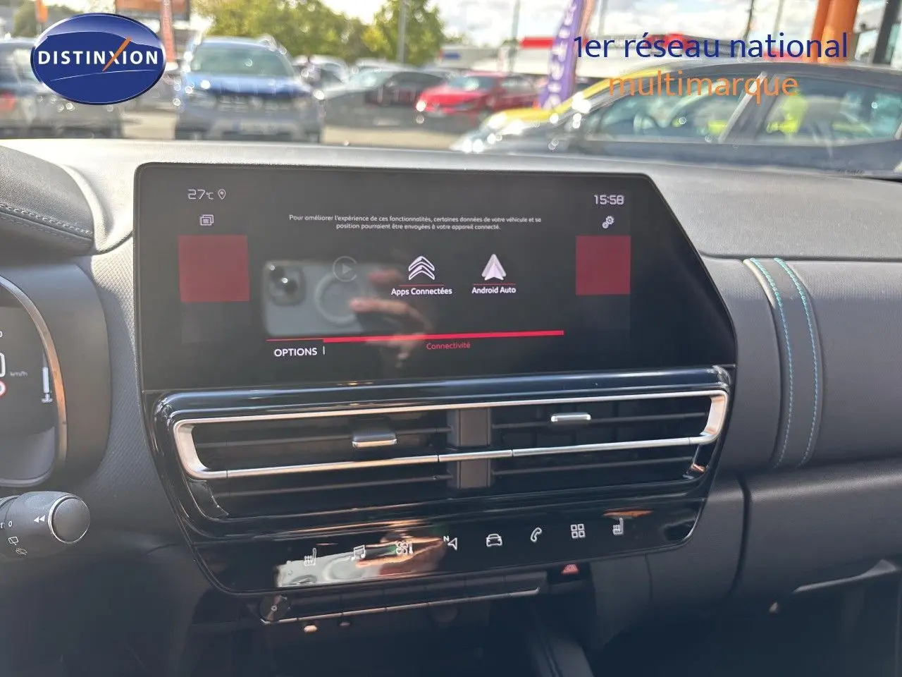 Vue intérieure du tableau de bord du Citroën C5 Aircross 2025, écran tactile avec connectivité Android Auto.