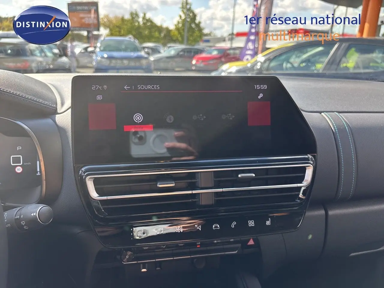 Vue intérieure du tableau de bord du Citroën C5 Aircross noir, avec écran tactile central et commandes tactiles sous la ventilation.