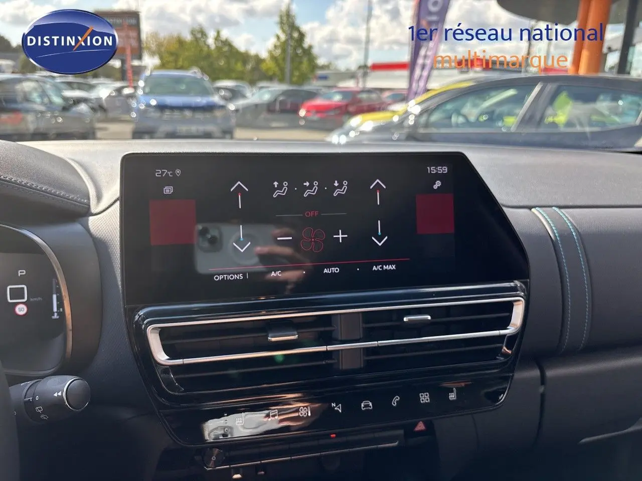 Vue intérieure du tableau de bord du Citroën C5 Aircross noir Perla Nera, avec écran tactile de climatisation et aérateurs centraux.