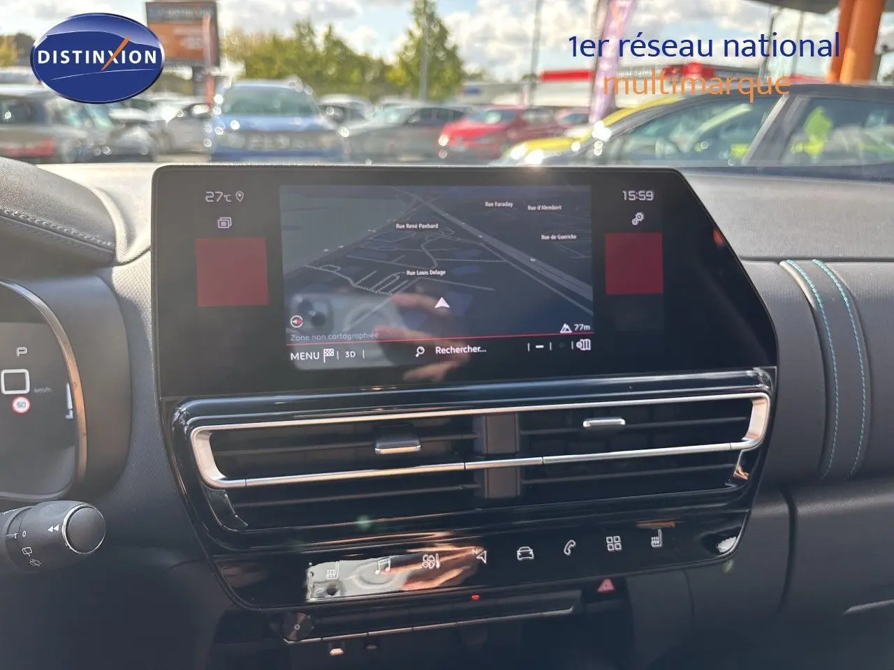 Vue intérieure du tableau de bord du Citroën C5 Aircross 2025, écran tactile avec navigation et finitions noires avec surpiqûres bleues.