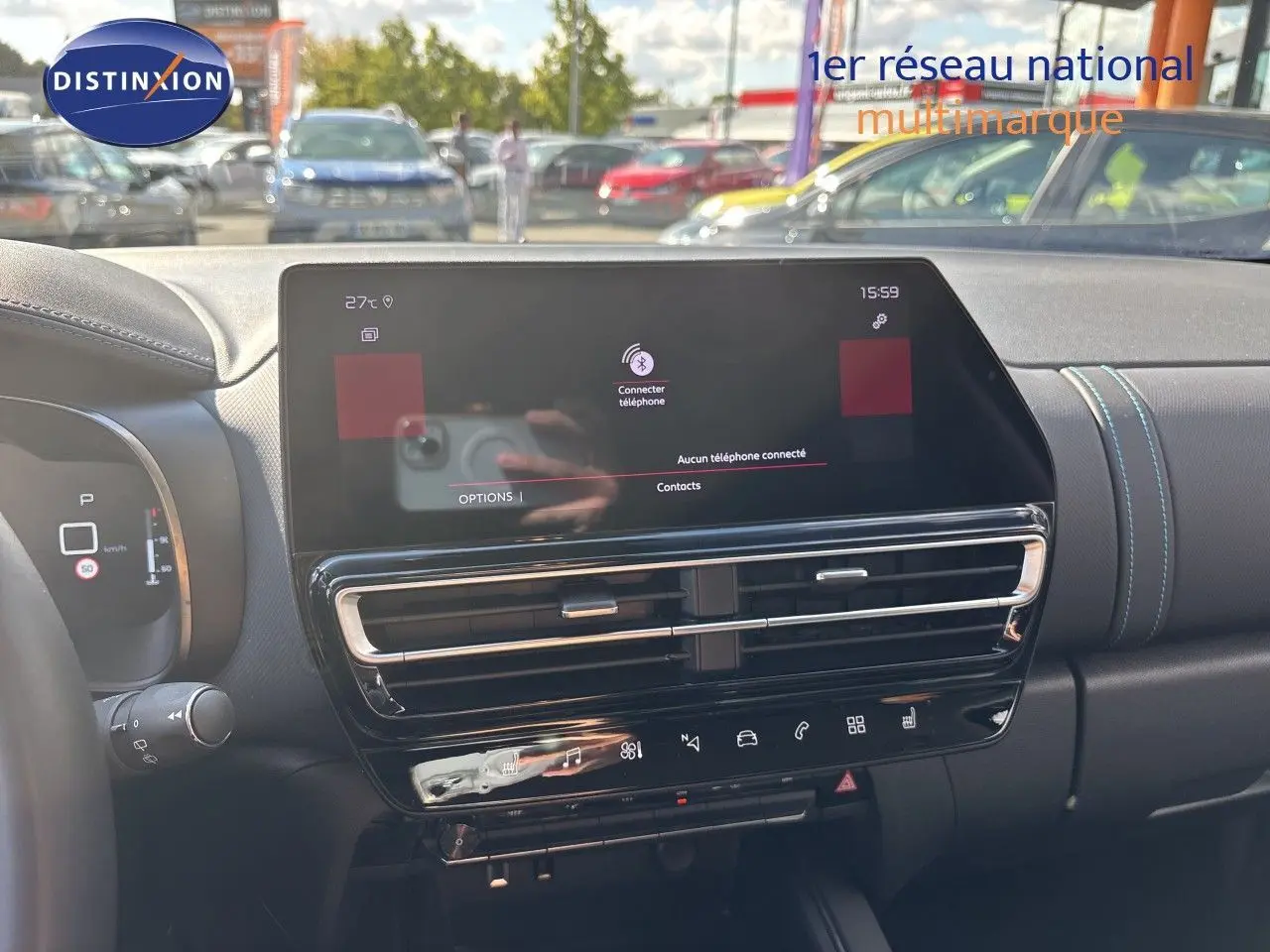 Vue intérieure du tableau de bord du Citroën C5 Aircross 2025, écran tactile et commandes modernes visibles.