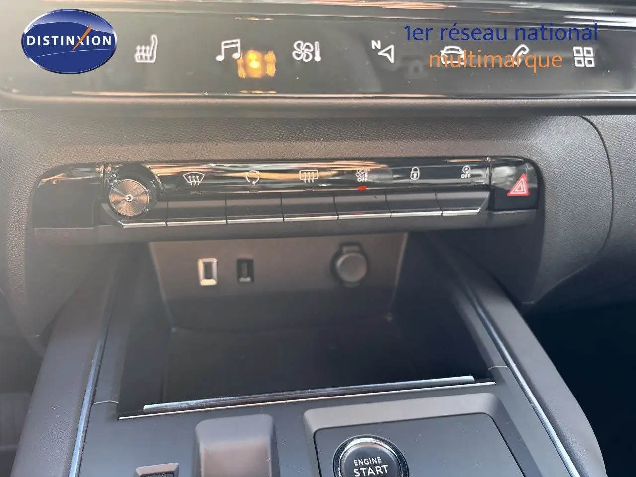 Vue rapprochée de la console centrale du Citroën C5 Aircross noir Perla Nera, montrant les commandes de climatisation et prises USB.