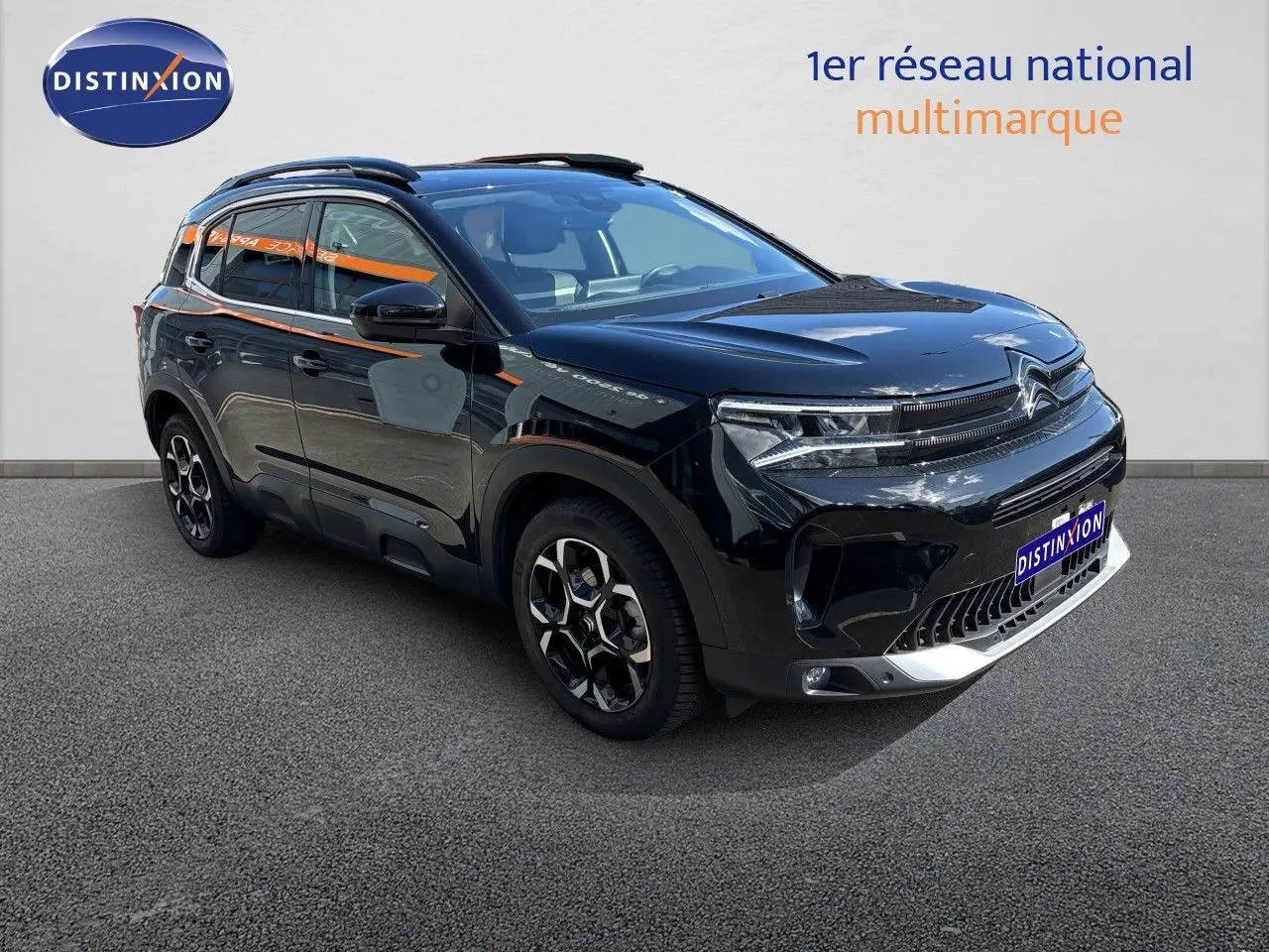 SUV Citroën C5 Aircross noir perla nera métal en 3/4 avant droit, avec jantes noires et détails chromés.