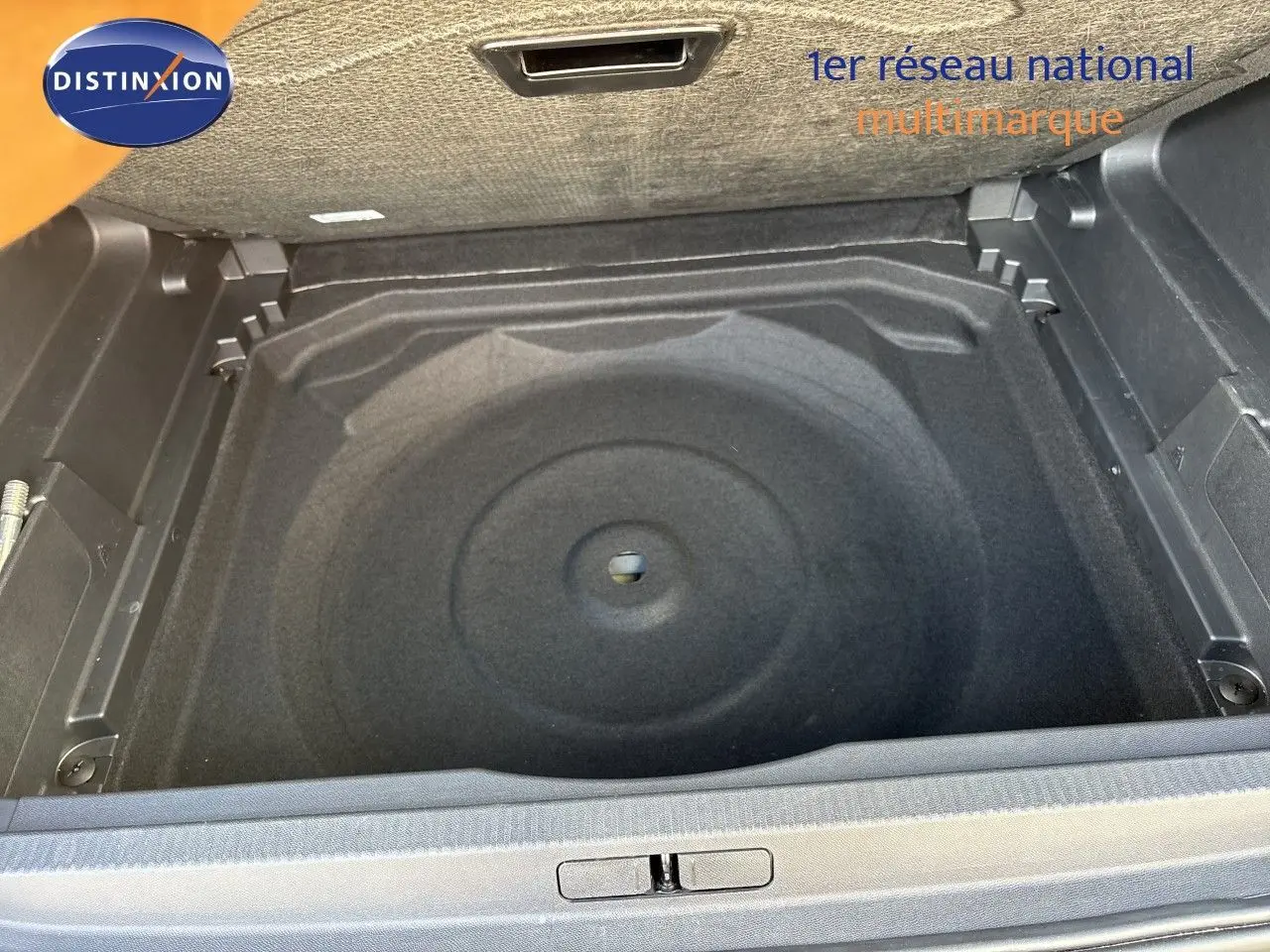 Coffre ouvert vu de dessus du Citroën C5 Aircross noir Perla Nera, montrant le compartiment de rangement sans roue de secours.