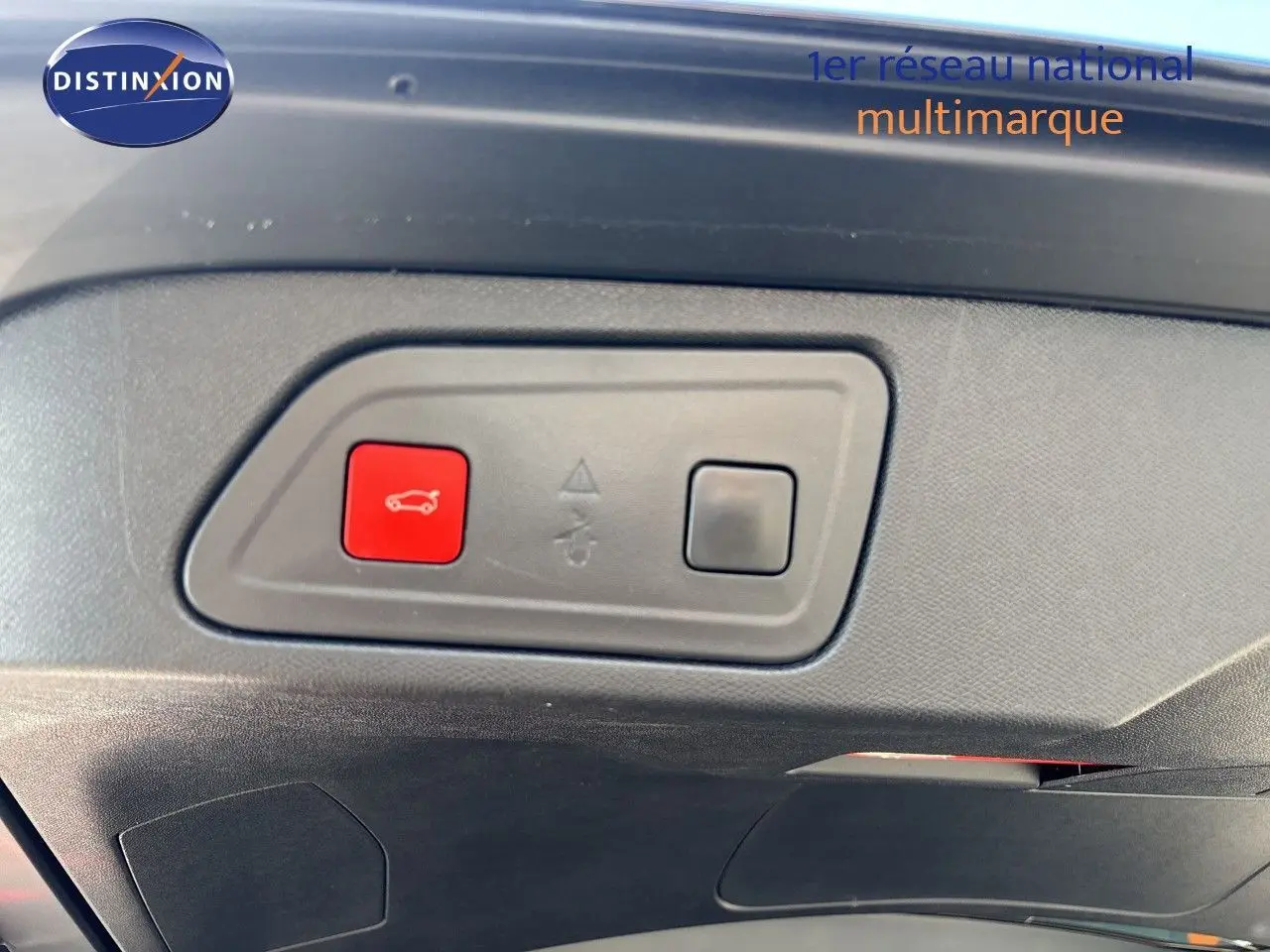 Gros plan sur le panneau de commande intérieur avec bouton rouge d'ouverture du coffre du Citroën C5 Aircross noir Perla Nera.